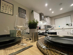 New Stylish House - Sleeps 7 - Free Parking - Contractors Welcome - Wifi